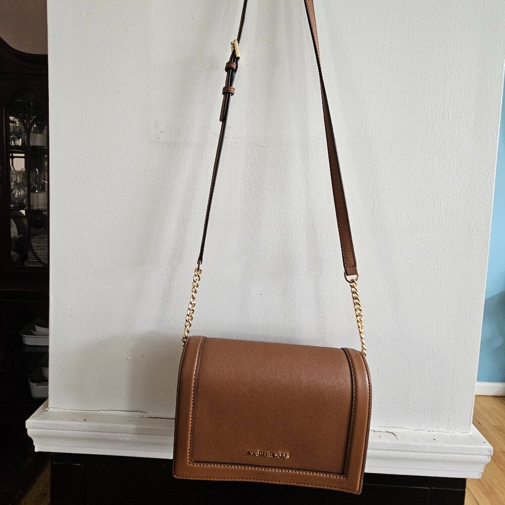 MICHAEL KORS JET SET LARGE SAFFIANO LEATHER CROSSBODY BAG. COLOR: LUGGAGE